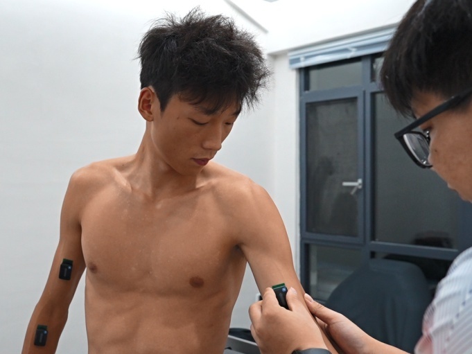 作为运动员, 白大褂的身, inews